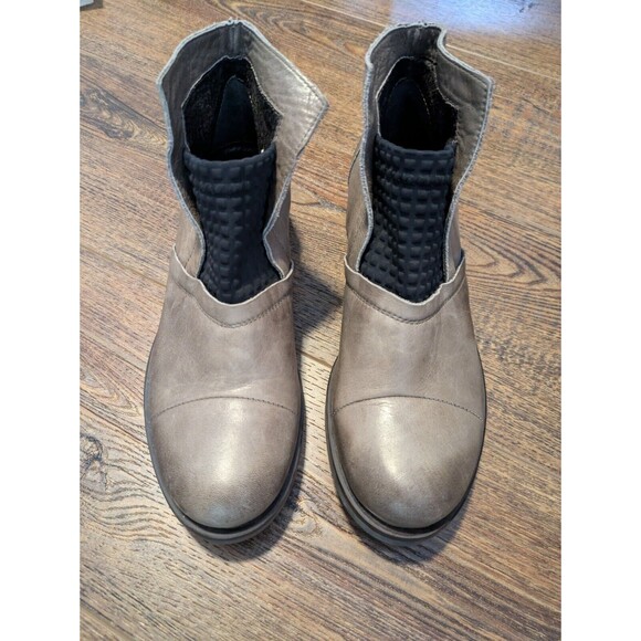 Sheridan Mia "ruffle" taupe beige Boots US Size 8 - Picture 3 of 5